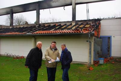 Verheerender Brand der Sporthalle in Lehndorf - (v.l.) Klaus Wendroth, Thorsten Köster und Dr. Sebastian Vollbrecht vor der Ruine der Sporthalle in Lehndorf