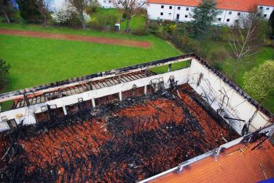 Verheerender Brand der Sporthalle in Lehndorf - Die zerstörte Halle von oben