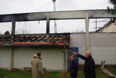 Verheerender Brand der Sporthalle in Lehndorf - Ob die Halle abgerissen oder wiederaufgebaut werden kann, müssen nun Gutachter klären